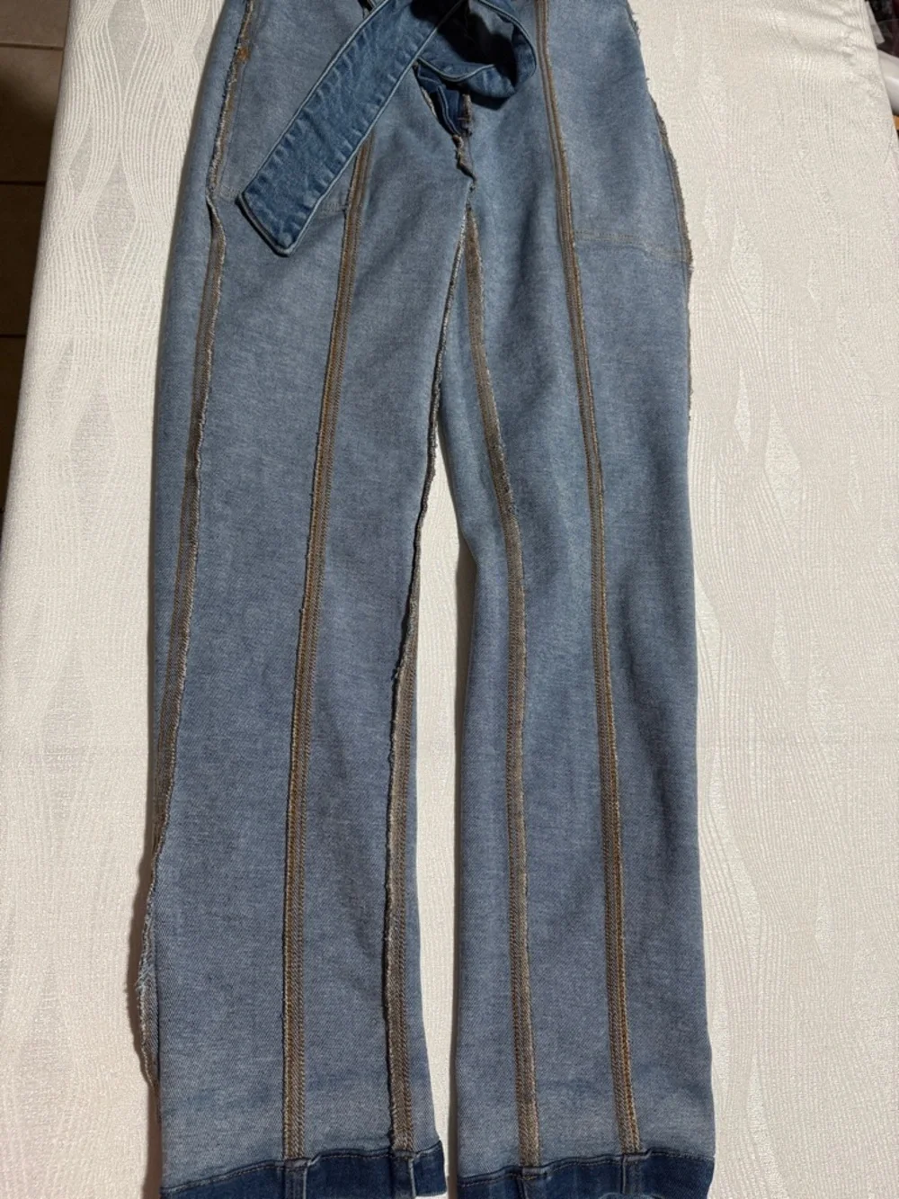 RISEN los ángeles High-Waist Paperbag Blue Jeans with Tie Belt - Women. - Picture 12 of 16